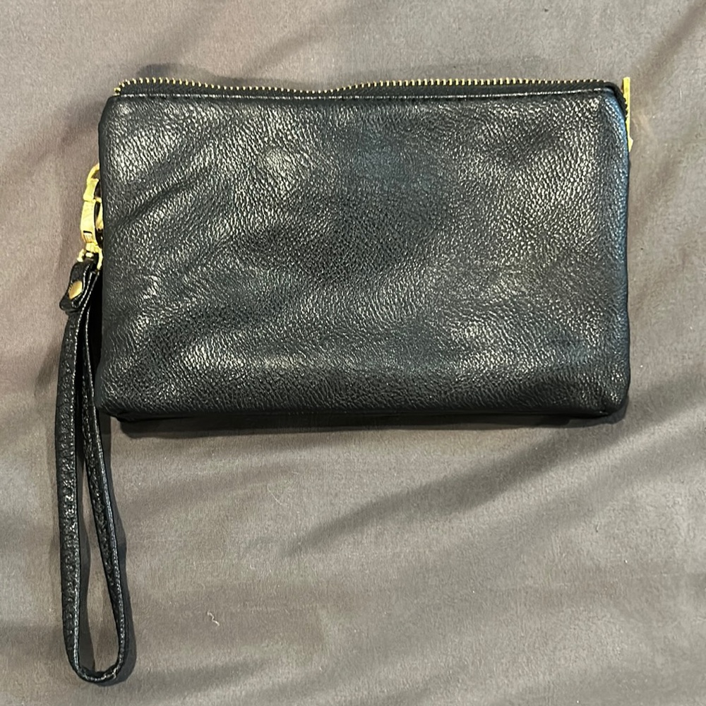 Black expandable wristlet purse